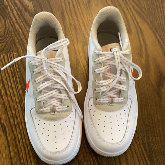 Gently worn Air Force 1 - Picture 2 of 4